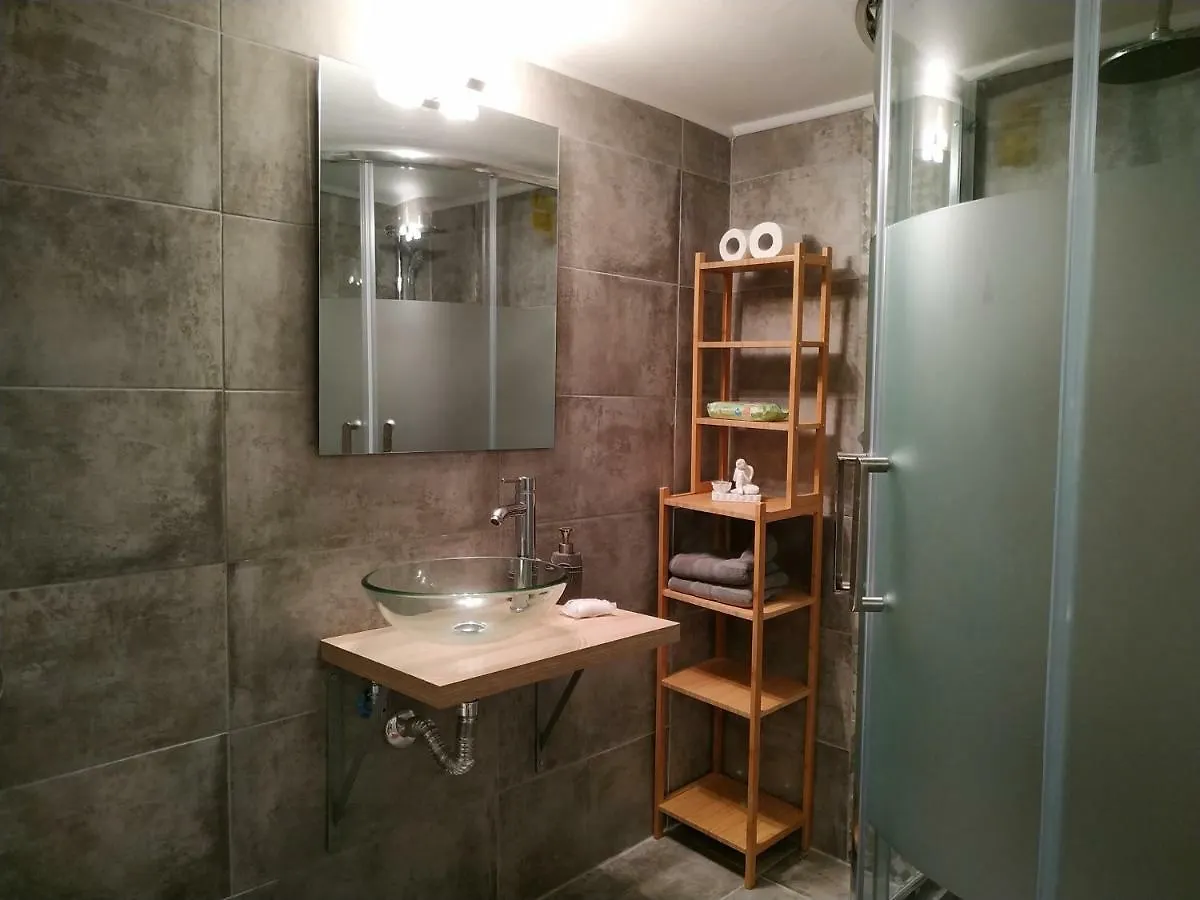 סלוניקי Bright Apartment Steps From The Sea 0*,